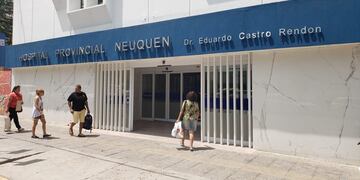 Los médicos denunciaron que tuvieron que hacer cirugías mientras caía agua del techo en el quirófano del Hospital Castro Rendón.