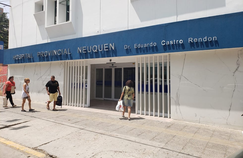 Volvieron a fallar los ascensores en un hospital de Neuquén y bajaron a un bebé por el montacargas de la cocina