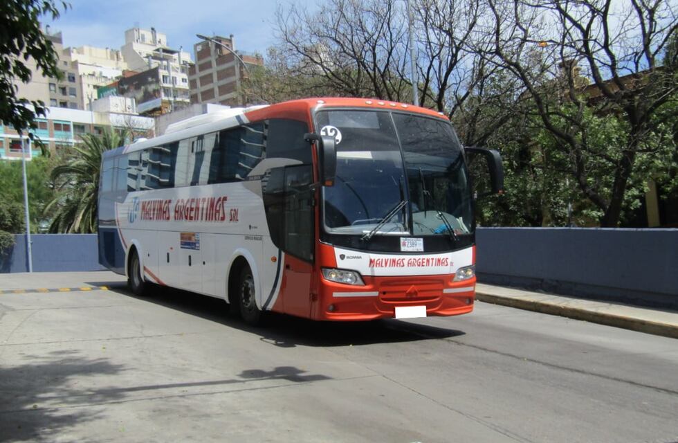 Fuertes imágenes: un colectivo con pasajeros y un auto chocaron en Córdoba
