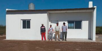 Zúñiga y su familia frente a su nueva casa (Infohuella)