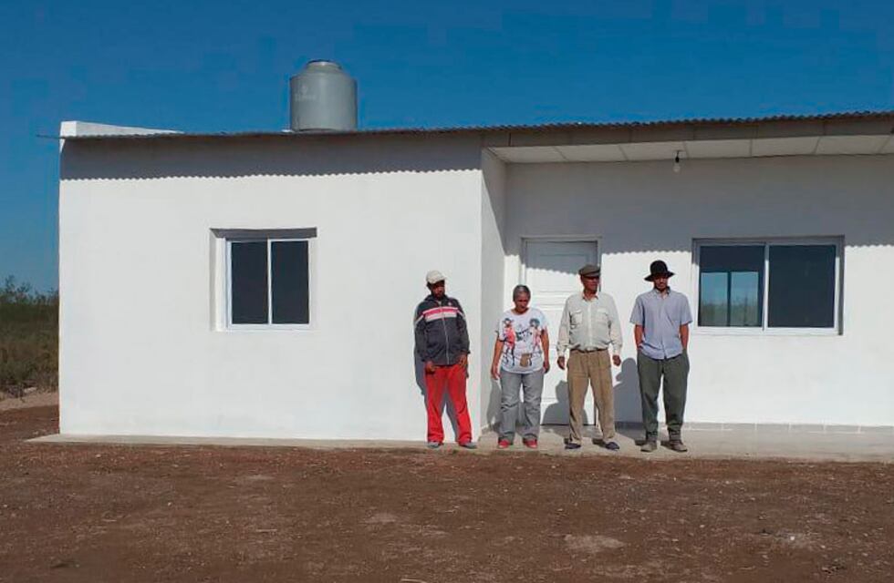 El municipio de Algarrobo del Águila le entregó una casa nueva a un puestero