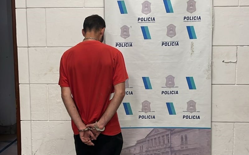 atacó con un hacha una propiedad y le encontraron un cuchillo entre sus pertenencias