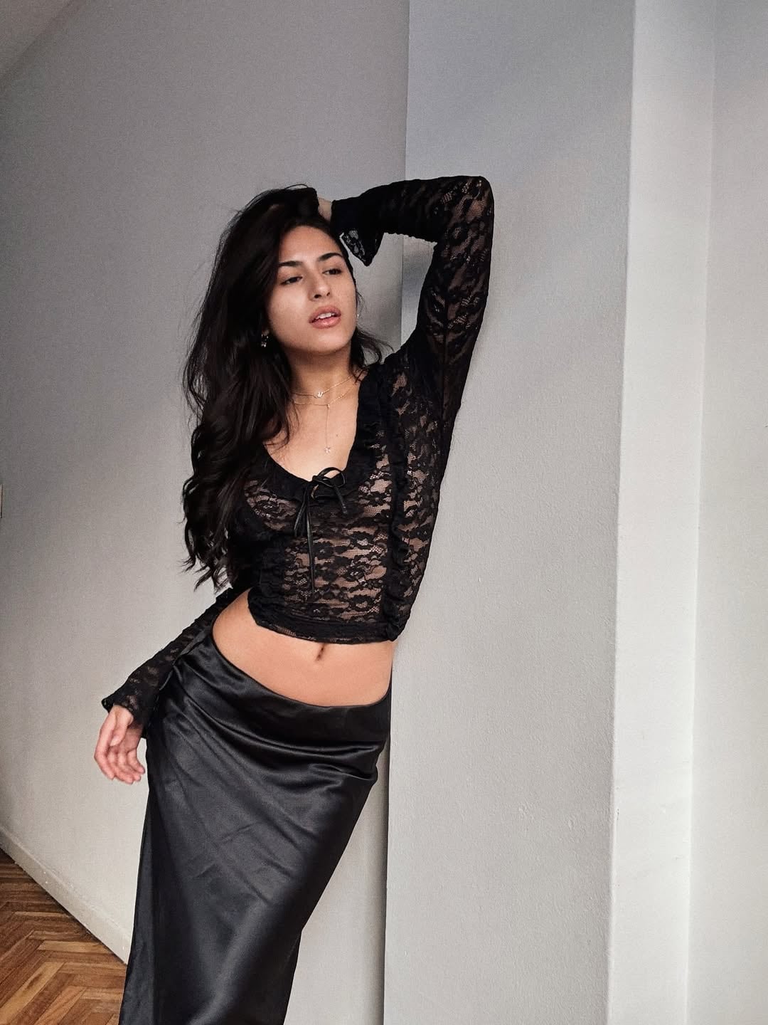 Anabel Sánchez, la modelo del conurbano, cautivó aplausos con un espectacular vestido de encaje con escote y semitransparente