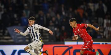 Pura potencia. El juvenil Diego Barrera, titular por primera vez en Talleres.