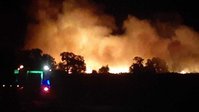 Impactante incendio cerca del Aeropuerto de Rosario (@emergenciasAR)