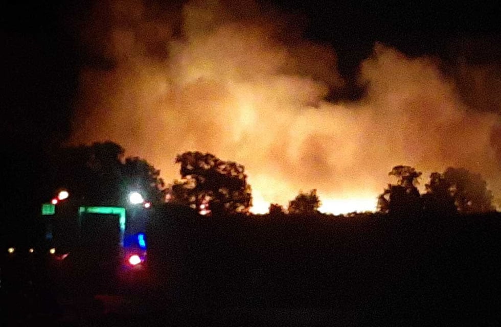 Un impresionante incendio tuvo lugar a metros del Aeropuerto de Rosario
