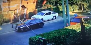 El momento en el que intentan robar la camioneta.