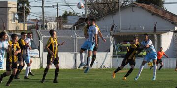 Santamarina de Tandil perdió ante Estudiantes de Caseros por la fecha 30 de la Primera Nacional