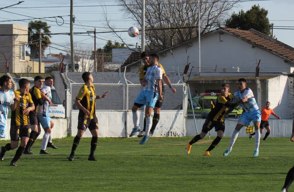 Santamarina de Tandil perdió ante Estudiantes de Caseros por la fecha 30 de la Primera Nacional