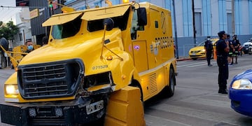 Camión blincado impactó contra un "lavarropas" en avenida Colón.