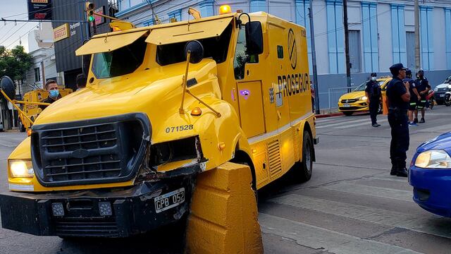 Camión blincado impactó contra un "lavarropas" en avenida Colón.