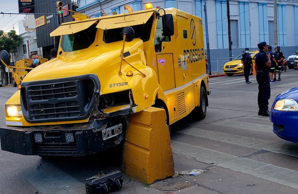 “Millonario” choque en Córdoba: camión de caudales se estrelló contra un separador de tránsito