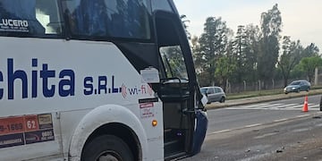Una camioneta intentó esquivar un colectivo, pero chocó contra la puerta y arrolló al estudiante.