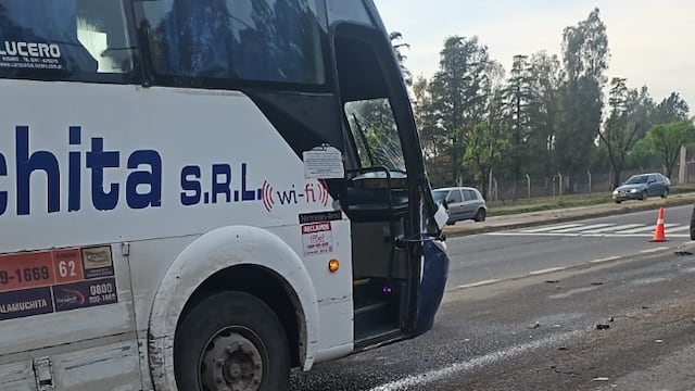 Una camioneta intentó esquivar un colectivo, pero chocó contra la puerta y arrolló al estudiante.