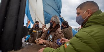 Se llevó adelante el cambio del Pabellón Nacional de la Plaza Malvinas Argentinas