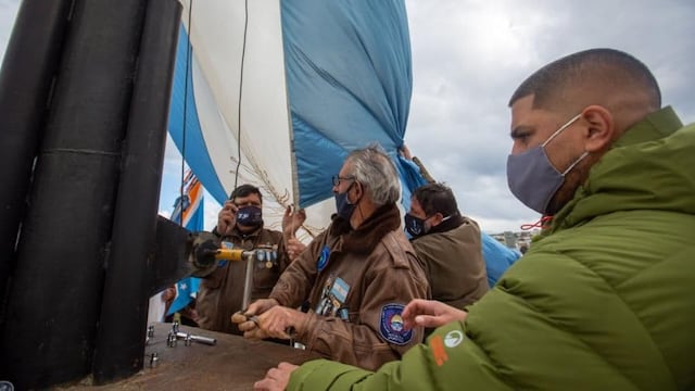 Se llevó adelante el cambio del Pabellón Nacional de la Plaza Malvinas Argentinas