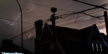Tormenta con fuerte actividad eléctrica e intensa caída de agua en Córdoba. Hay alerta vigente (Javier Ferreyra/La Voz)