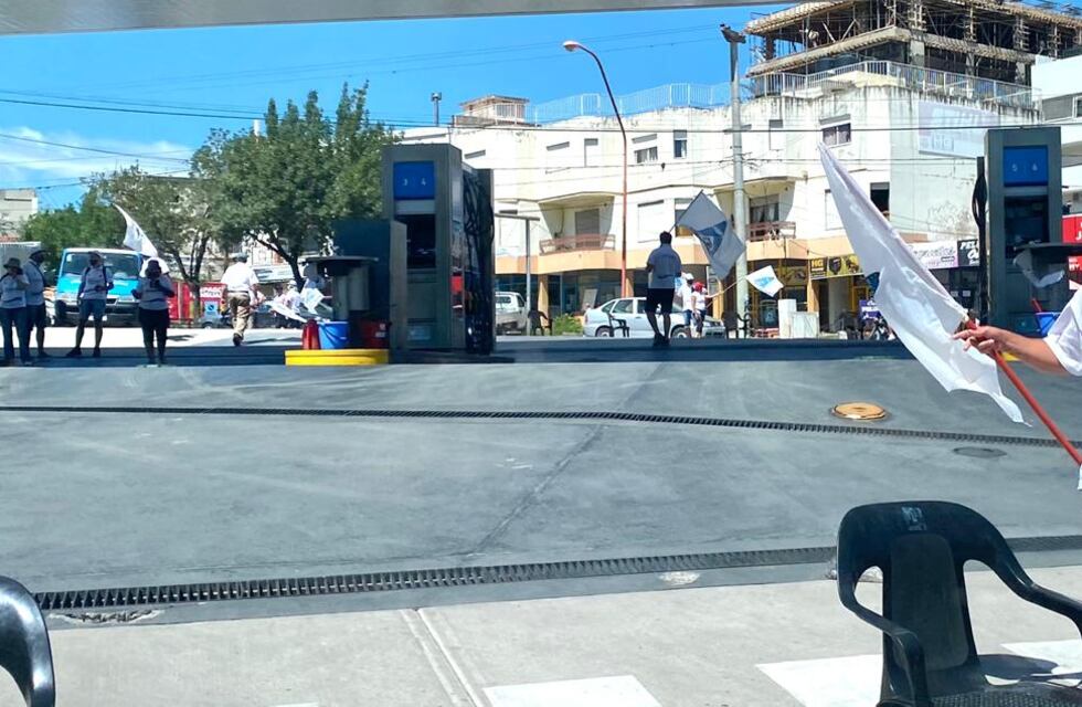 El Sindicato de Petroleros y ex empleados se manifestaron nuevamente en la estación YPF VillaFuel
