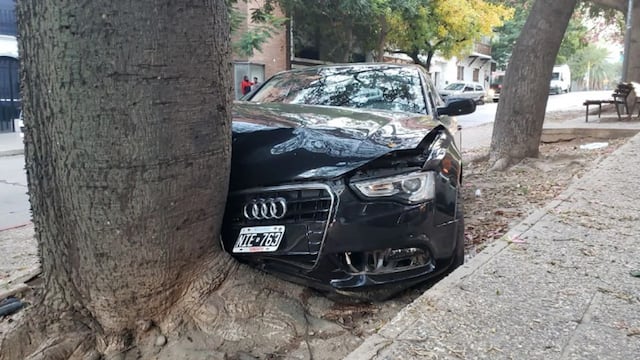 La violencia del impacto dañó severamente a un auto de alta gama.