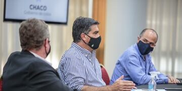 Capitanich (centro) e Irigoyen (izquierda) durante la reunión del CONES Chaco.