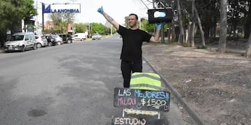 Gabriel, el emprendedor que todos los días se para en la esquina de su casa para vender tortas fritas.