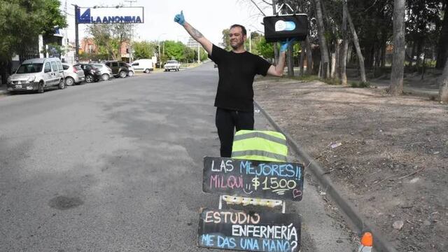 Gabriel, el emprendedor que todos los días se para en la esquina de su casa para vender tortas fritas.