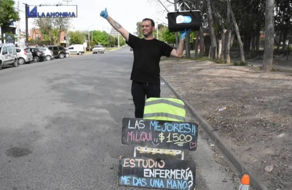 Para terminar sus estudios, arrancó a vender tortas fritas y de paso, le regala una sonrisa a sus vecinos de Neuquén