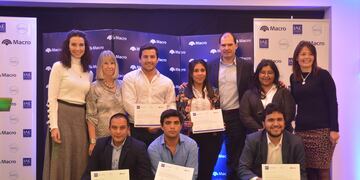 Andrea Madariaga y Silvia Torres Carbonell (ambas a la izquierda) con emprendedores jujeños distinguidos años anteriores en la competencia Naves.