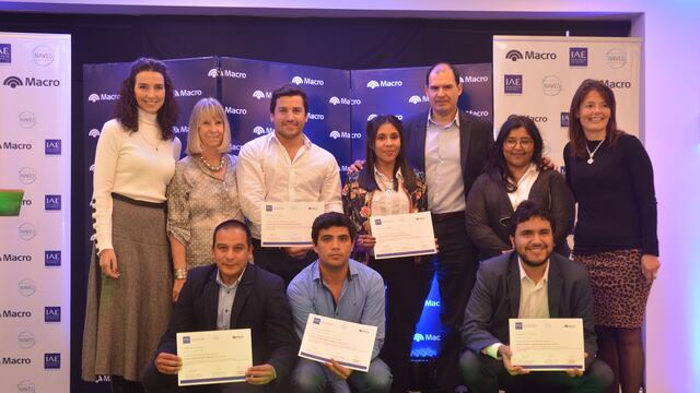 Andrea Madariaga y Silvia Torres Carbonell (ambas a la izquierda) con emprendedores jujeños distinguidos años anteriores en la competencia Naves.