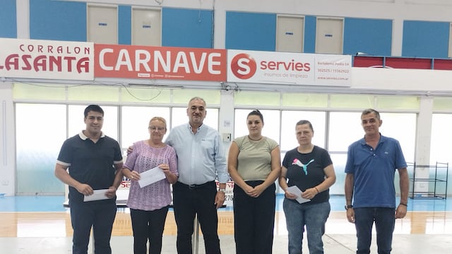 Alcides Calvo junto a vecinalistas