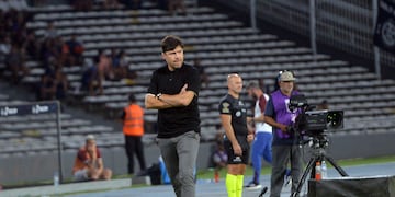 Gesto adusto de Alexander Medina. Su Talleres no juega mal pero no suma. Foto Javier Ferreyra / La Voz.