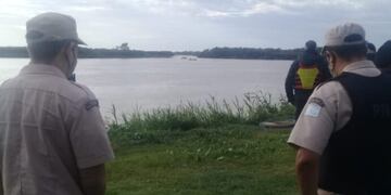 Policía y Prefectura Naval trabajaron para retirar el cuerpo.