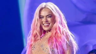 Mega escote y brillos: Karol G dejó muy poco para la imaginación y se llevó los likes de todos sus fans