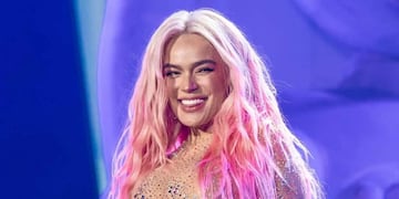 Mega escote y brillos: Karol G dejó muy poco para la imaginación y se llevó los likes de todos sus fans
