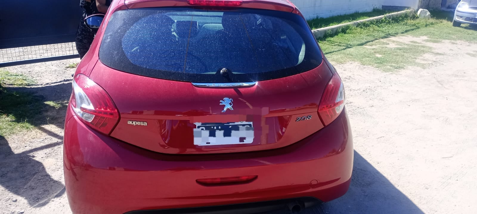 El auto secuestrado en el marco de la búsqueda de los delincuentes.