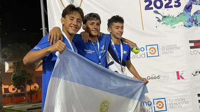 Mauro Czybuk (primero en la foto) con la bandera Argentina, en el Torneo de las Américas XXX Copa Regatas disputado en Lima, Perú.