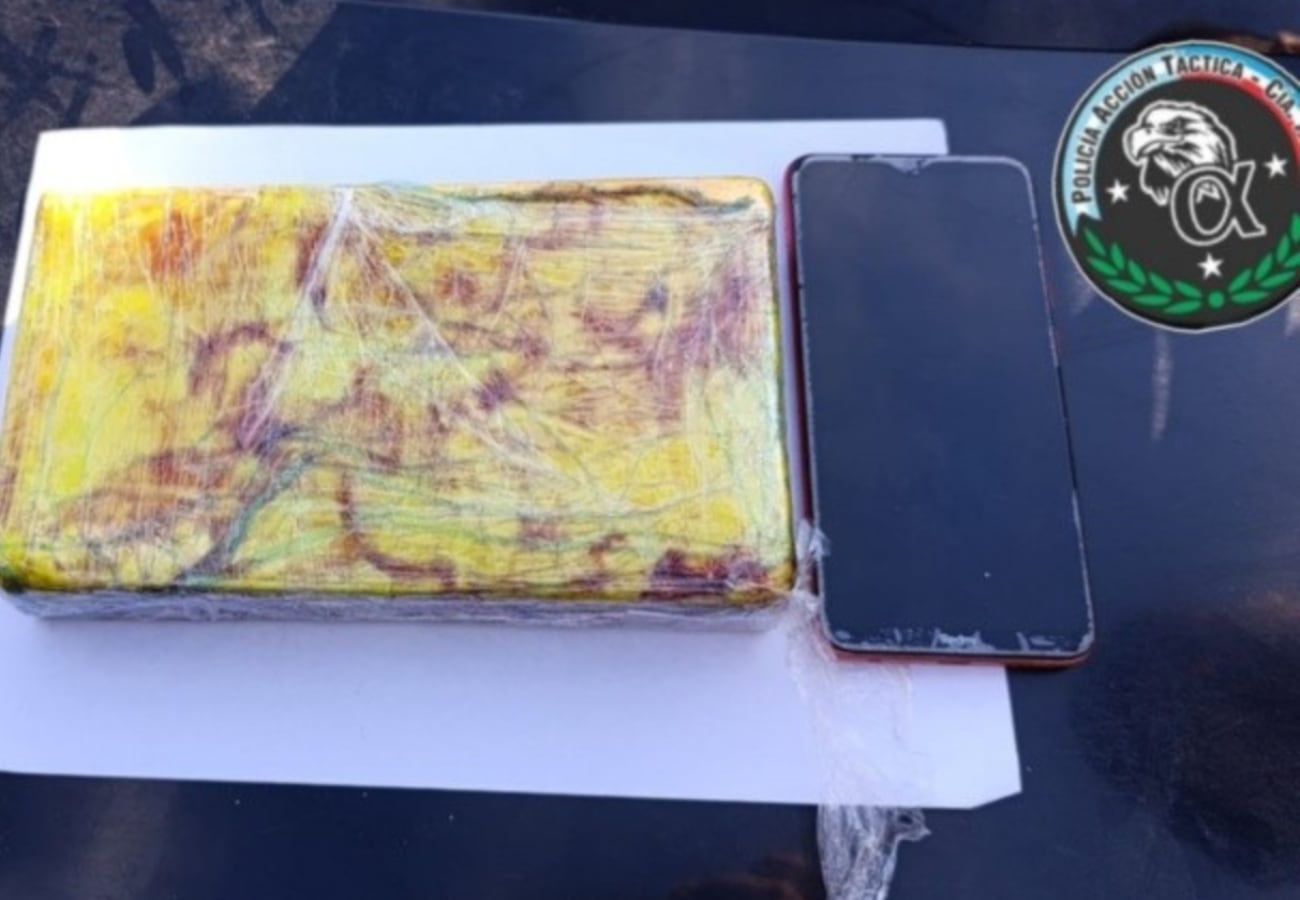 El joven llevaba 1 kilo de cocaína.