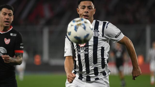 El paraguayo Blas Riveros debutó como titular en Talleres y seguirá en el lateral en la visita a Argentinos (Facundo Luque y José Gabriel Hernández).