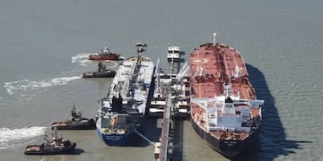 Operación inédita en Puerto Rosales con la operación simultánea de tres buques tanque.