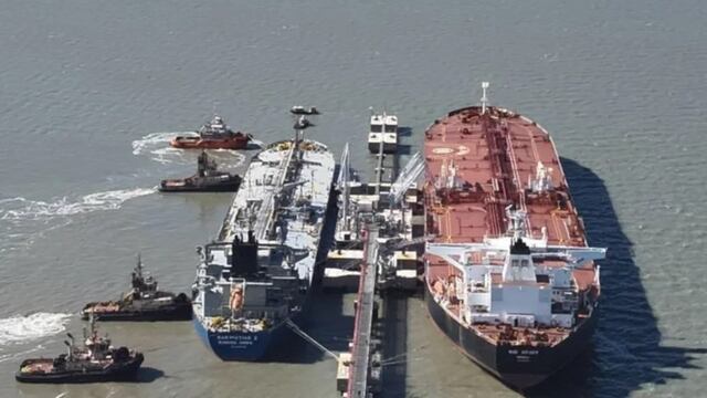 Operación inédita en Puerto Rosales con la operación simultánea de tres buques tanque.