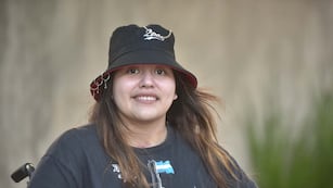 La joven atropellada en Chacabuco volvió a caminar luego de haber sufrido la amputación de su pie derecho. (Facundo Luque / La Voz)