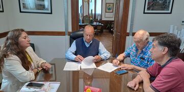 Firma de convenio para el recambio de luminarias en Claromecó