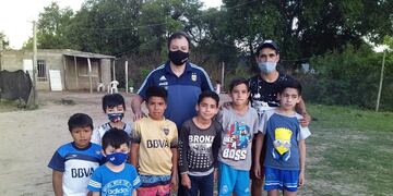 Martín Quintero se movió para recibir donaciones y las empezó a entregar en las escuelitas más necesitadas