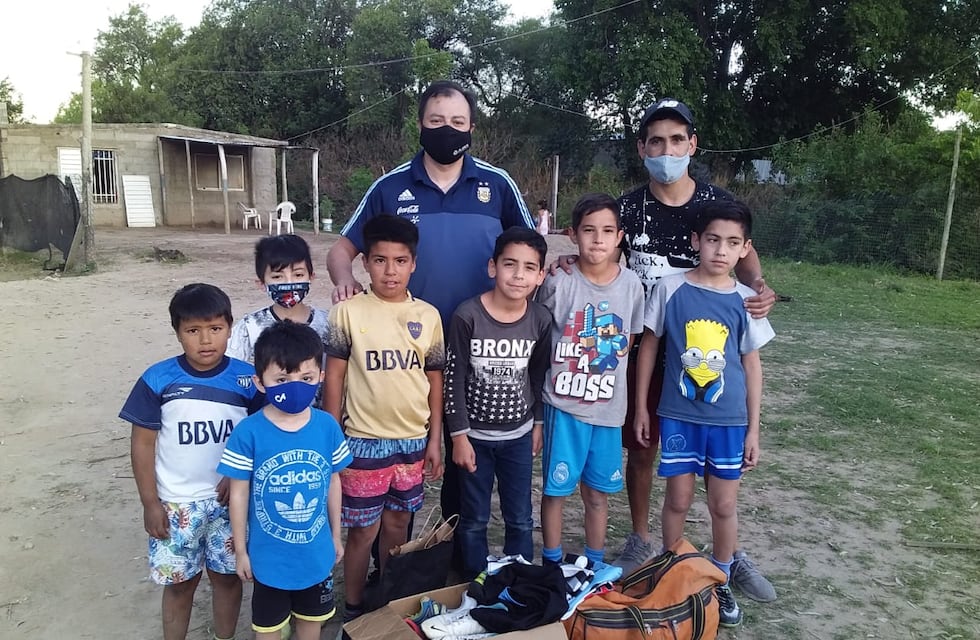 La historia del cordobés que reparte donaciones en escuelitas de fútbol necesitadas