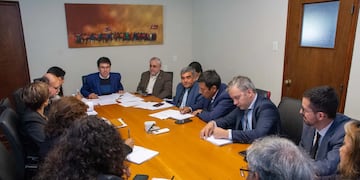 Sindicatos de la educación recibieron del equipo económico provincial la propuesta de aumento salarial para el mes en curso.