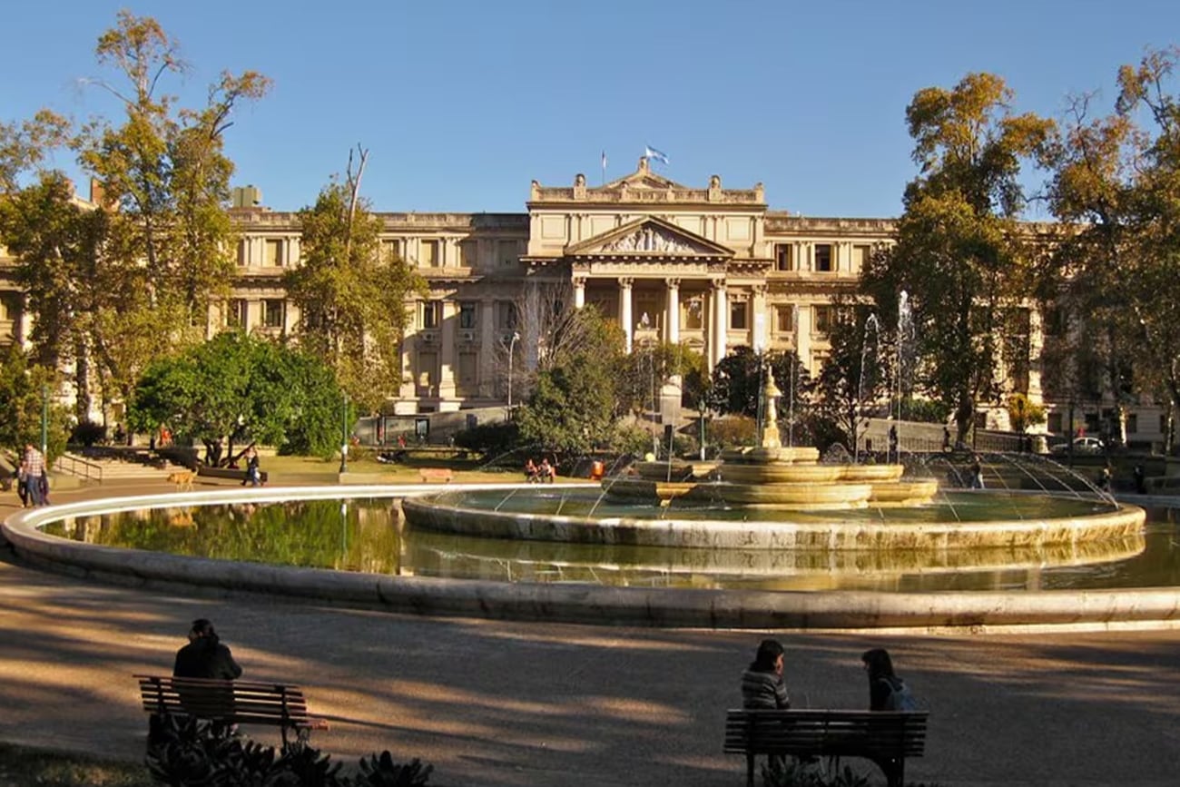 La Plaza de la Intendencia, el punto de partida de los colectivos. Wikipedia.
