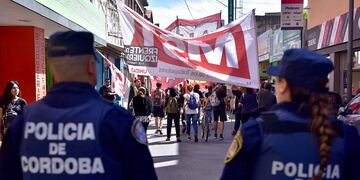 Organizaciones sociales marchan por el centro de la ciudad de Córdoba. (Ramiro Pereyra / La Voz)