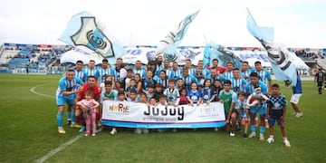 Gimnasia de Jujuy expresa una línea futbolística colectiva, donde el esfuerzo y la sincronización son los pilares fundamentales.