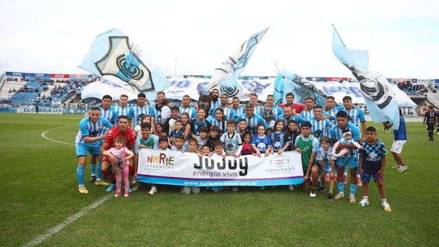 Gimnasia de Jujuy expresa una línea futbolística colectiva, donde el esfuerzo y la sincronización son los pilares fundamentales.