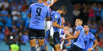 La rodilla del arquero Franco Petroli, de Godoy Cruz, provocó la lesión de Facundo Quignon, volante de Belgrano.